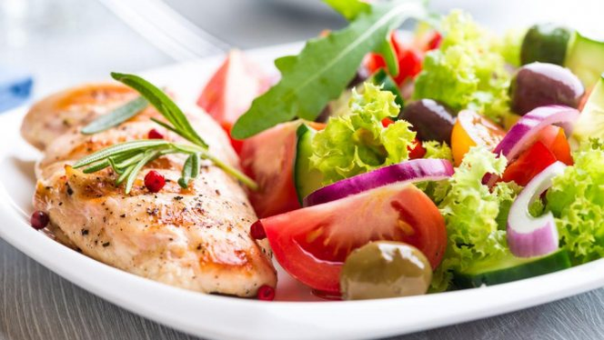 dārzeņu salāti un zivis olbaltumvielu diētā