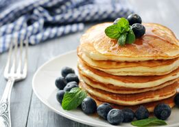 Brokastis var ieturēt, ievērojot kefīra diētu, ar gardām diētiskām pankūkām