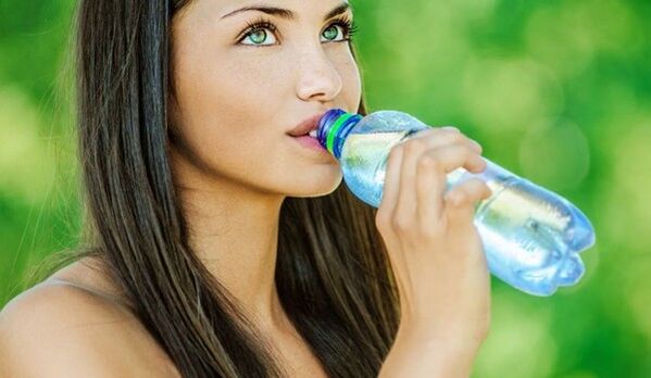 Lai efektīvi zaudētu svaru, jums jādzer pietiekami daudz ūdens. 